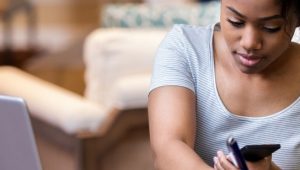 menina decidindo entre faculdades de matemática ou economia