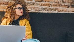 mulher pensando em segunda graduação
