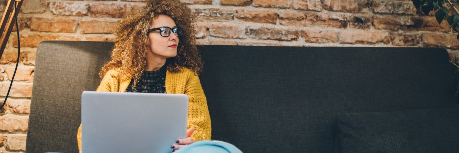 mulher pensando em segunda graduação