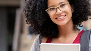 estudante mulher da faculdade de letras em campo grande