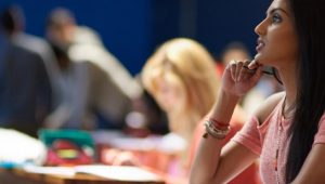 estudante vendo a nota de corte de biomedicina