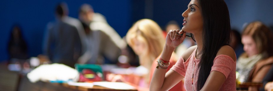 estudante vendo a nota de corte de biomedicina