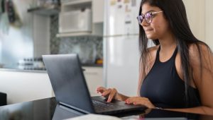 estudante fazendo o vestibular online uniderp