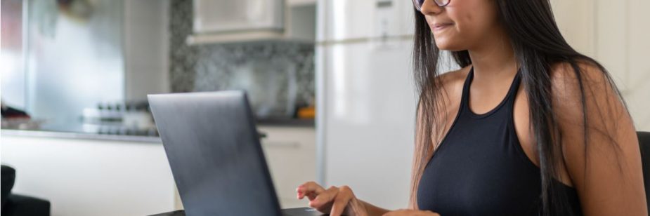 estudante fazendo o vestibular online uniderp