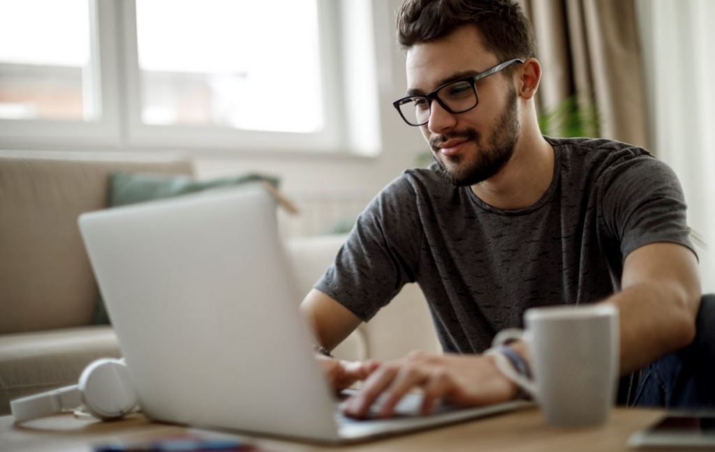 estudante fazendo o vestibular online uniderp