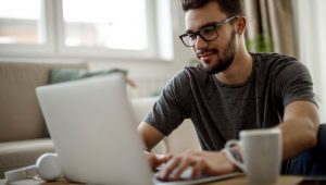 estudante fazendo o vestibular online uniderp