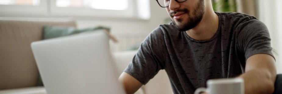 estudante fazendo o vestibular online uniderp