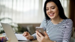 mulher com celular na mão acessando o app consultoria educação