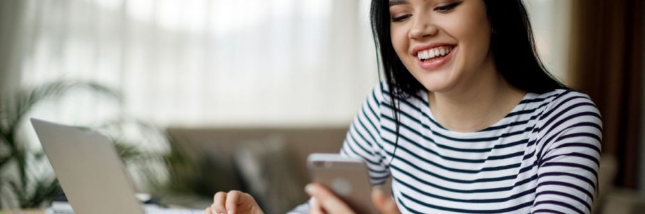 mulher com celular na mão acessando o app consultoria educação