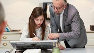 dois familiares vendo dicas para administração de empresa