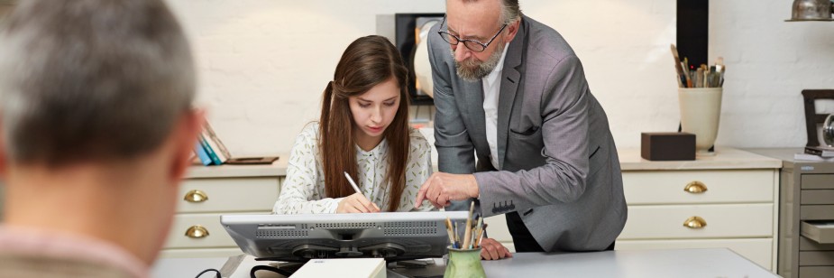 dois familiares vendo dicas para administração de empresa