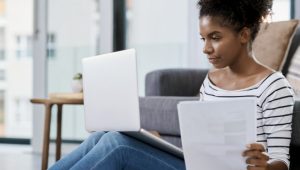 estudante conferindo o aplicativo minhas atividades google