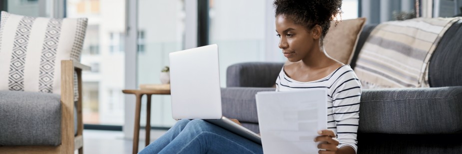 estudante conferindo o aplicativo minhas atividades google
