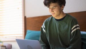 estudante fazendo o vestibular online em campo grande