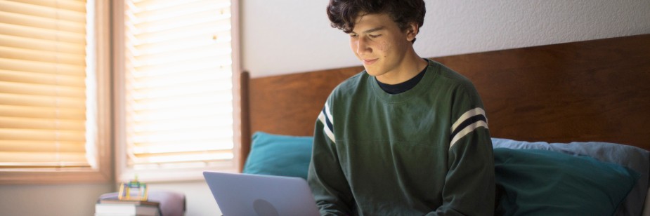estudante fazendo o vestibular online em campo grande