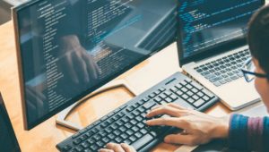 estudante digitando no computador estudante de ciências da computação