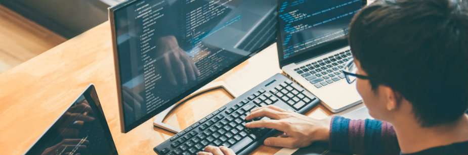 estudante digitando no computador estudante de ciências da computação