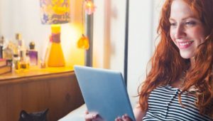 mulher conferindo ambiente virtual de aprendizagem