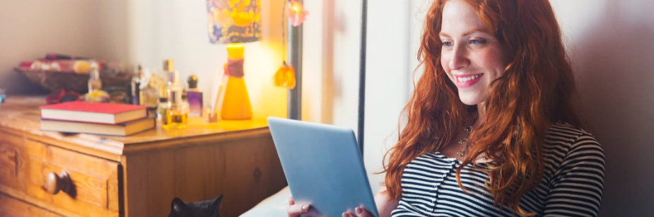mulher conferindo ambiente virtual de aprendizagem