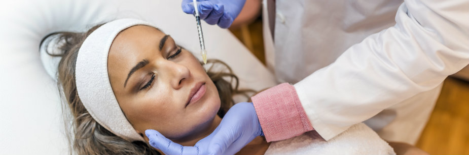 paciente de biomedicina estética em procedimento