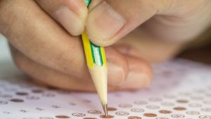 estudante fazendo concurso PMMS