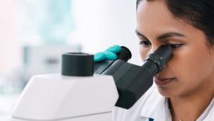 estudante de biomedicina fazendo estágio