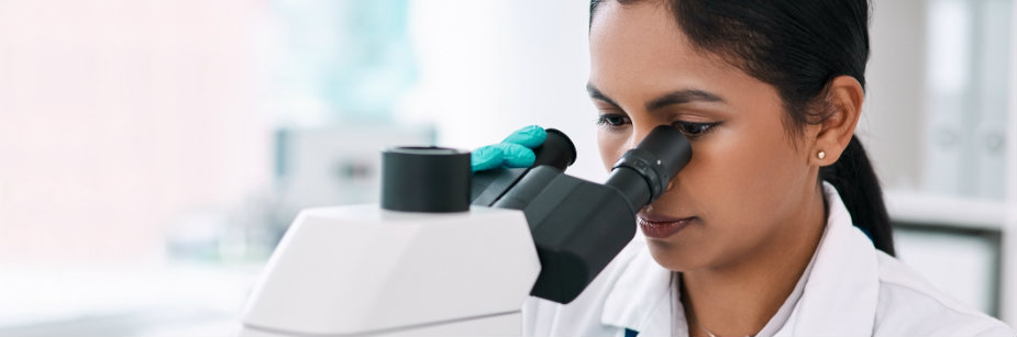 estudante de biomedicina fazendo estágio