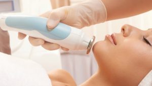 mulher recebendo tratamento de estética e cosmética