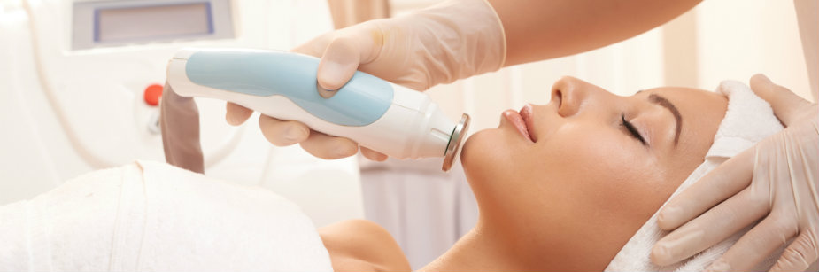 mulher recebendo tratamento de estética e cosmética