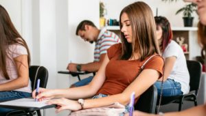 estudantes prestando concursos