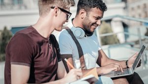 estudantes vendo certificações com parceiros uniderp