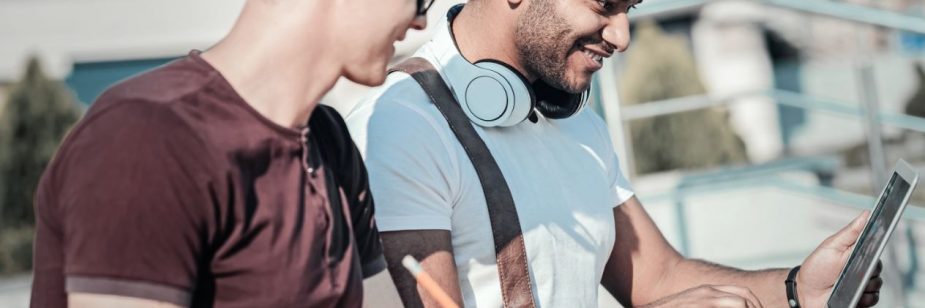 estudantes vendo certificações com parceiros uniderp