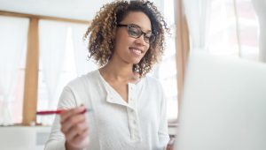 estudante conferindo manual de volta às aulas