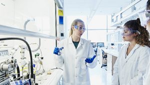estudantes de biomedicina