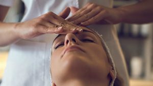 mulher fazendo tratamento de estética