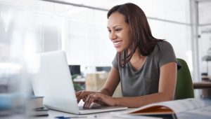 estudante fazendo habilidades digitais uniderp