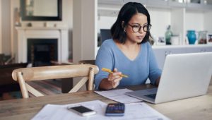 estudante vendo possibilidades de crédito estudantil