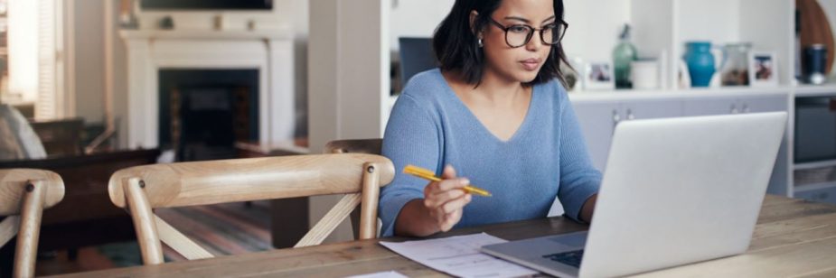 estudante vendo possibilidades de crédito estudantil