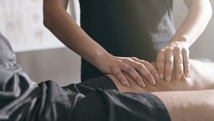 pessoa fazendo massagem representando medicina esportiva