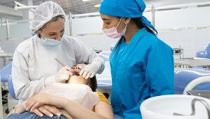 estudantes do curso de odontologia