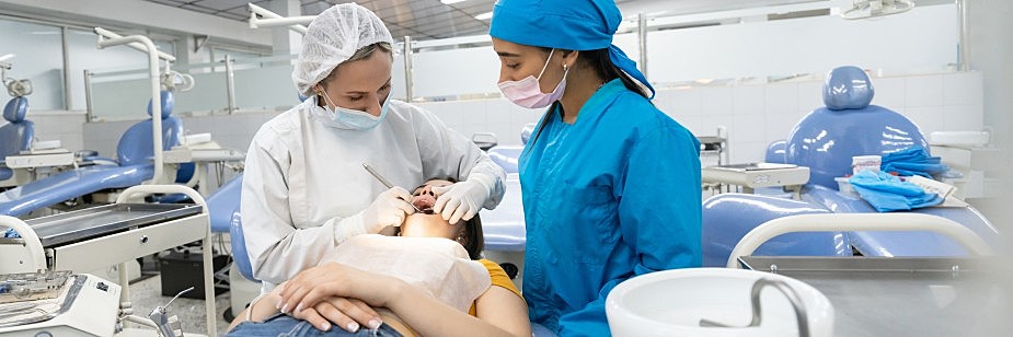 estudantes do curso de odontologia