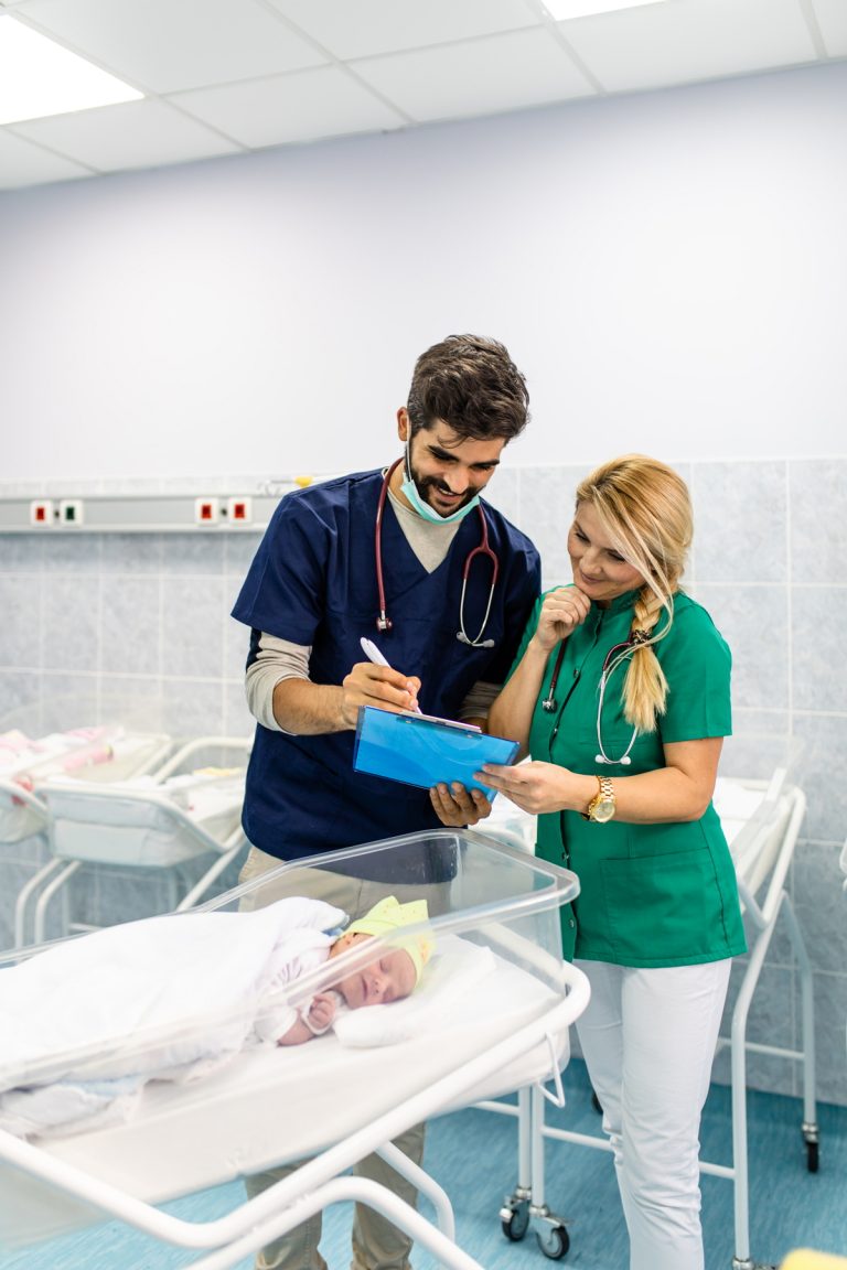 Médico e enfermeira com recém-nascido - Medicina