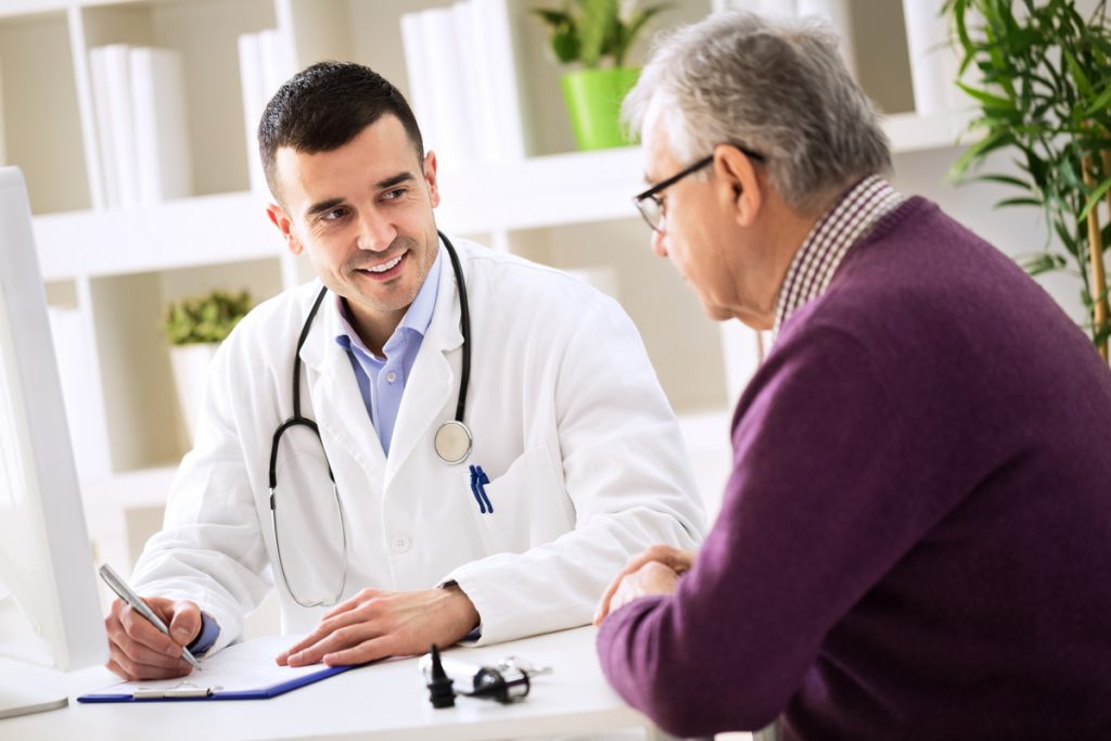 Doutor prescrevendo para paciente - Medicina