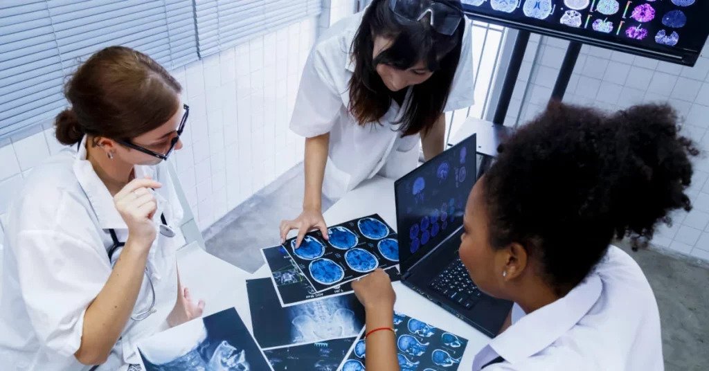 Estudantes de medicina analisando exames radiográficos durante aula