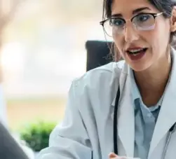médica com paciente