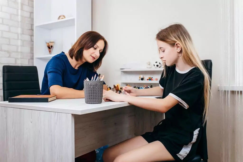 médica e adolescente