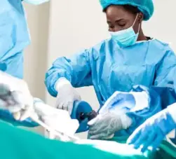 equipe médica em cirurgia