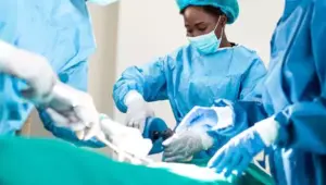 equipe médica em cirurgia
