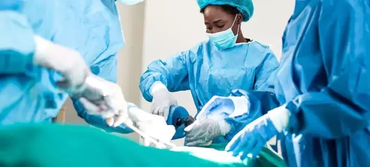 equipe médica em cirurgia