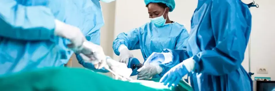 equipe médica em cirurgia